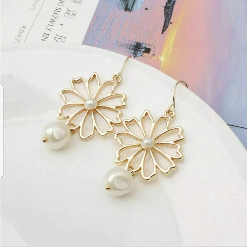 Source Unknown Gold Daisy Pearl Earrings
